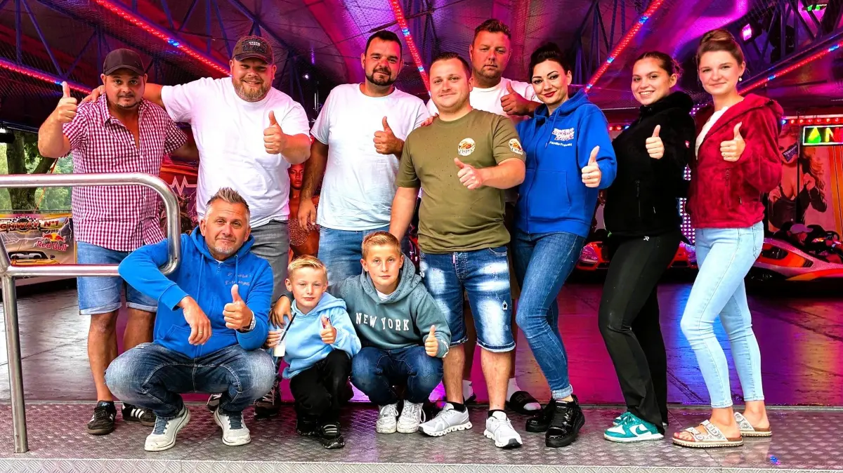 Die Schaustellertruppe ist eine große Gemeinschaft und hilft sich gegenseitig, hinten v.l.: Ricky Sperlich, Felix Freiwald, Marcel Schmidt, Felix Hildebrandt, Patrick Schmidt, Eileen Freiwald, Joanna Sperlich, Angelina Schmidt; vorn v.l.: Franz Sperlich und die Nachwuchs-Schausteller Brandon Sperlich und Jody Schmidt.