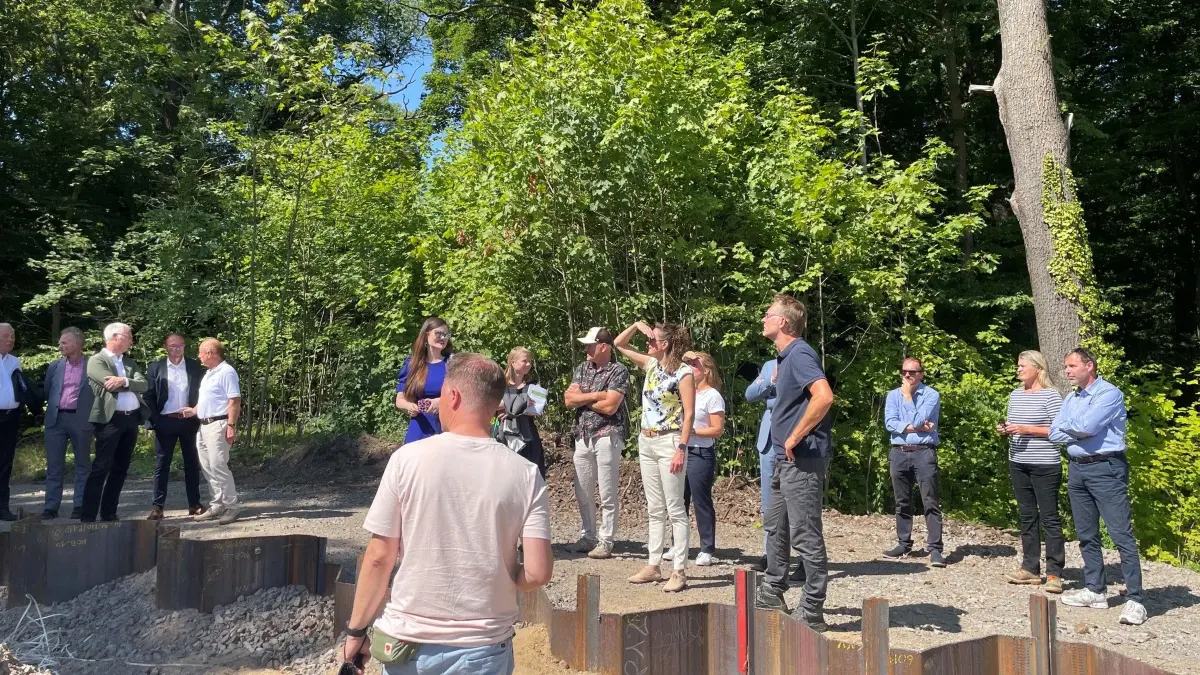 Baustellenrundgang Hochwasserschutz, hier am Herzberger Stadtpark. Profund haben Mitarbeiter des Landesumweltamtes unter anderem Umweltministerin Hanka Mittelstädt und Landrat Marcel Schmidt den Stand der Bauarbeiten erläutert.
