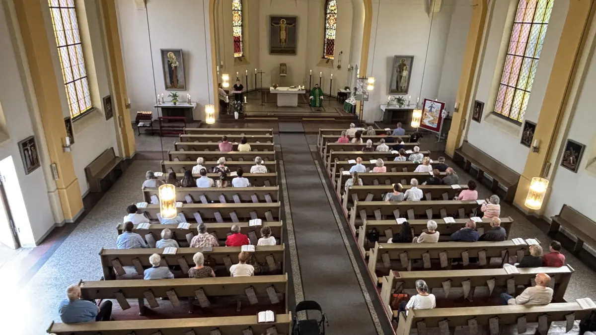 Gottesdienst in der katholischen Kirche in Weißwasser geleitet von Pfarrer Michael Noack. In den Sommerferien seien nur etwa die Hälfte der Plätze besetzt.