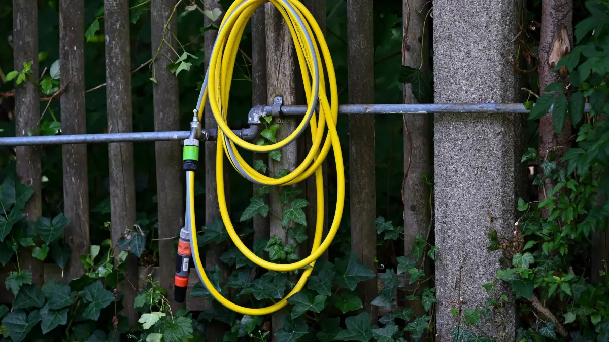 Kleingarten: ARCHIV - 16.07.2026, Bayern, München: Ein Gartenschlauch ist in einem Kleingarten zu sehen. (zu dpa: «Haus in Kleingarten unter Wasser gesetzt») Foto: Sven Hoppe/dpa +++ dpa-Bildfunk +++