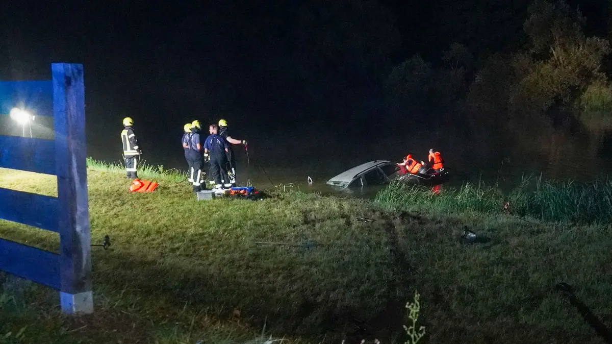 Die Feuerwehrleute aus Bad Muskau bergen den Pkw aus der Neiße.