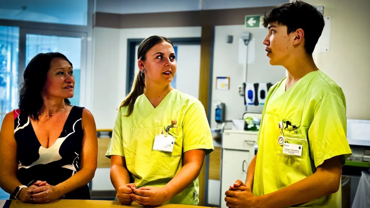 Im Gespräch mit der Pflegedirektorin: Saskia Bünger (l.) hat den Aufbau der neuen Ausbildungsstation mit begleitet. Ihr und ihrem Team ist wichtig, dass Nachwuchskräfte im Krankenhausalltag so viel wie möglich lernen können, um fit für die Arbeit in der Pflege zu werden.