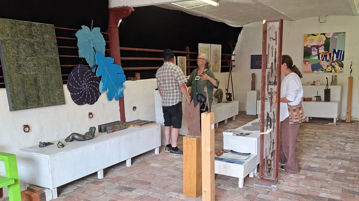 1. Openair Biennale Lausitz: Blick in Ausstellungsräume in Werenzhain mit Arbeiten regionaler und internationaler Künstler.