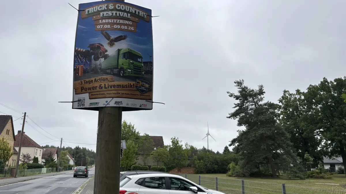 Der Dekra Lausitzring Klettwitz wird Veranstaltungsort für das Truck & Country Festival 2026. Die Organisatoren versprechen drei Tage Action, Power und Livemusik. Bereits seit Wochen kündigen Plakate das Ereignis an – hier in direkter Nachbarschaft in Meuro.