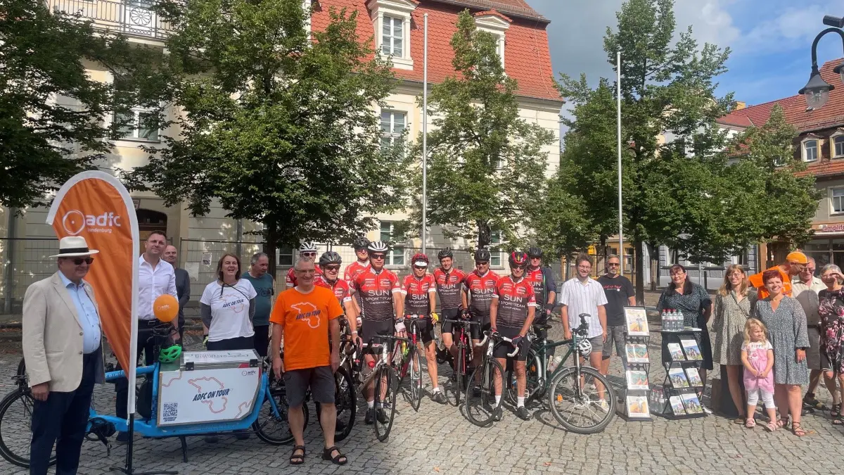 In Bad Liebenwerda ist die Truppe der Aktion "ADFC on Tour" recht überschaubar. Der Club sieht es gelassen: "Es ist die Premierentour. Beim nächsten Mal werden es mehr", so die stellvertretende Vorsitzende Renate Weisse.