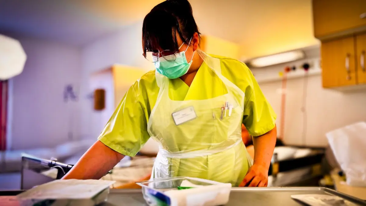 Praxis üben mitten im Stationsalltag: Tabea bereitet einen Verbandswechsel vor. Im Ausbildungsbereich der Klinik für Orthopädie und Unfallchirurgie bekommen Nachwuchskräfte intensive Begleitung durch erfahrene Praxisanleitende.