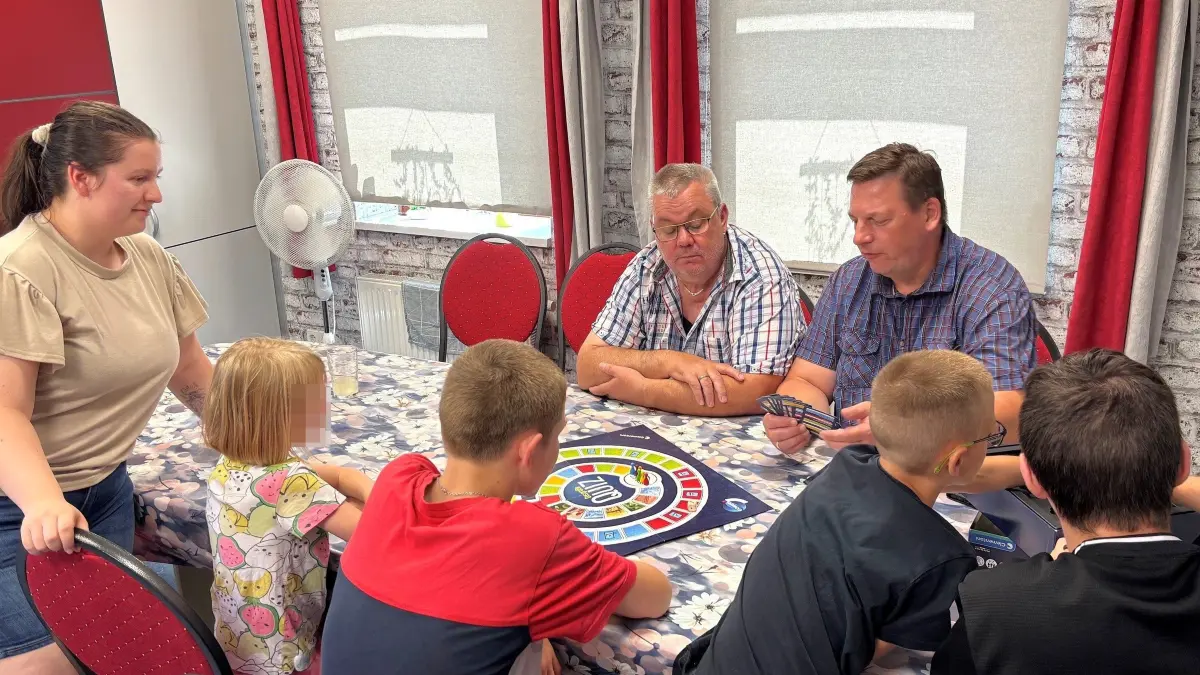 Kinder und Erzieher an einem Tisch. Auch Spielerunden gehören zur Freizeitgestaltung in der Villa Else in Elsterwerda. Im Bild v. l.: Erzieherin Vivien Maukisch, Erzieher Frank Woßmann und Carsten Schwarz, Leiter Jugendhilfeverbund beim ASB-Regionalverband Elbe-Elster.