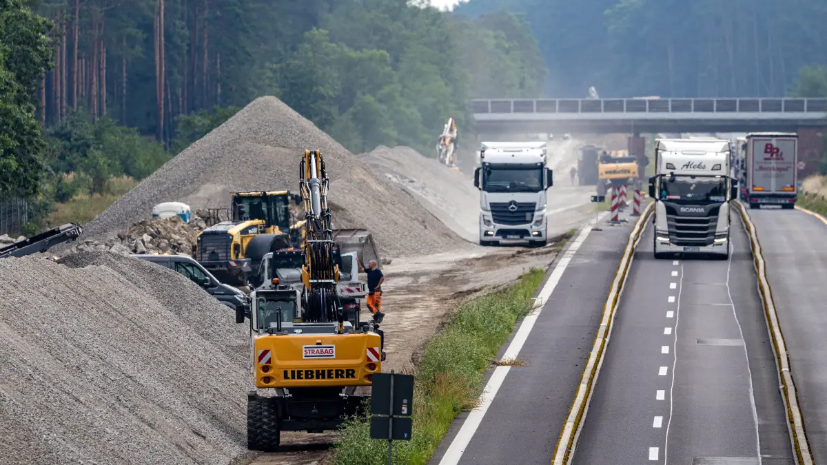 Baustelle auf BAB A15: Auf der Bundesautobahn A15 wird zwischen den Anschlussstellen Forst und Roggosen in Fahrtrichtung Berlin eine Fahrbahn erneuert.