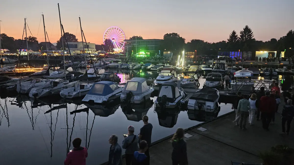 Volle Mole am Stadthafen in Senftenberg: Das Hafenfest 2026 lockte zahlreiche Besucher an.