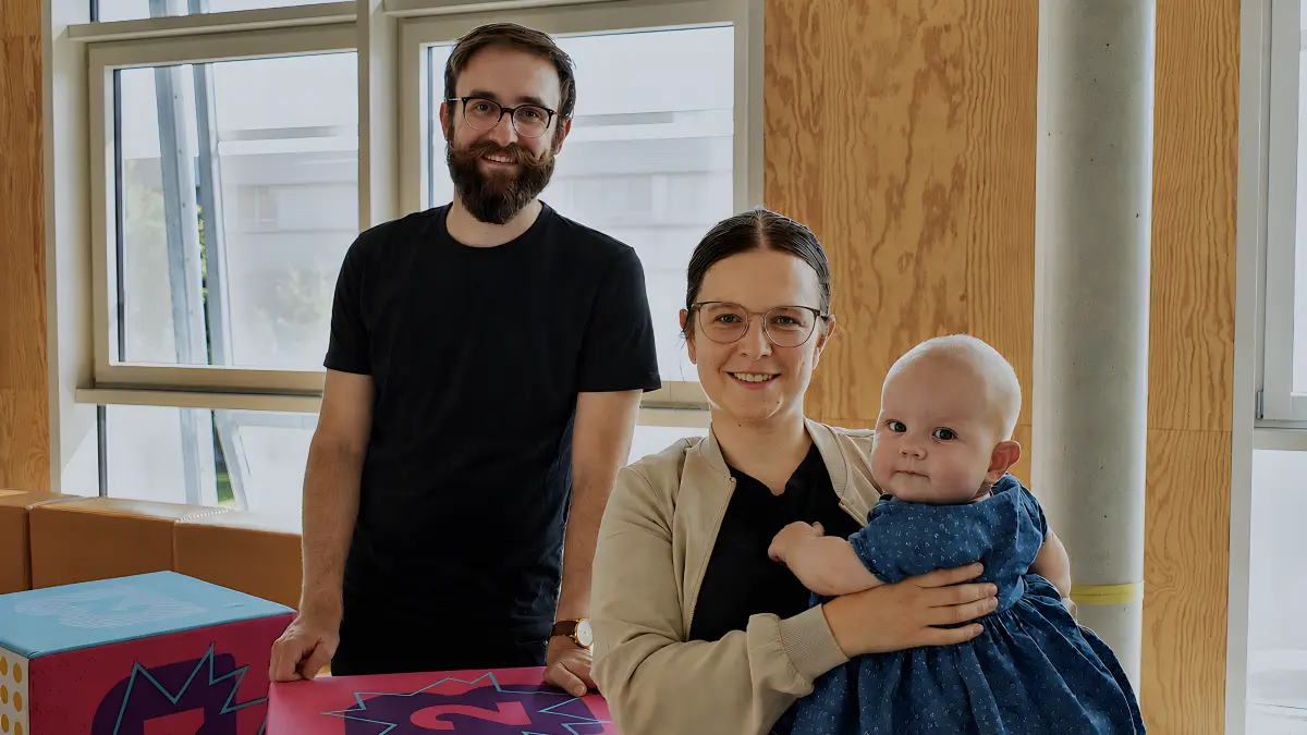 Dr. Owen C. Ernst (links), seine Frau Anne Handschick-Ernst, hier mit Tochter Wanda, und ihr Mitgründer Dr. David Uebel (nicht im Bild) sind die Köpfe hinter dem Unternehmen quantum grade materials. Die junge Familie lebt im Raum Guben. In Cottbus entwickelt die Firma Technologien, die für die zukünftige Nutzung von Quantencomputern essenziell sind.