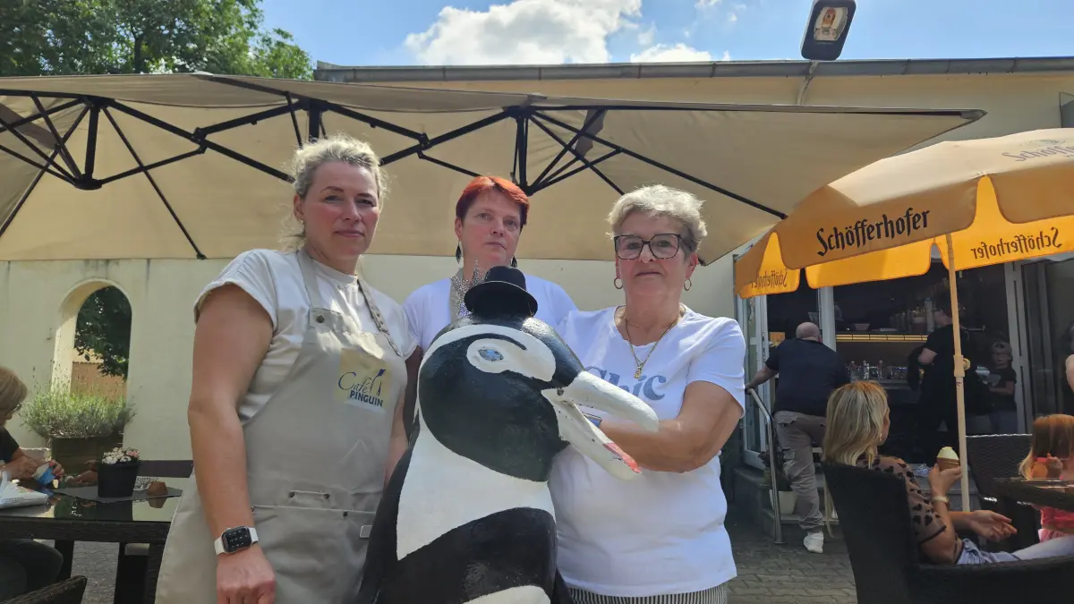 Seit 40 Jahren prägt Gabriele Jacob (re., 69) das Café Pinguin in Hoyerswerda. Gemeinsam mit Tochter Michaela Hochmuth (li.) und Mitarbeiterin Susanne Opelt führt sie den Familienbetrieb, dessen Markenzeichen bis heute der Pinguin aus dem Saurierpark Kleinwelka ist.