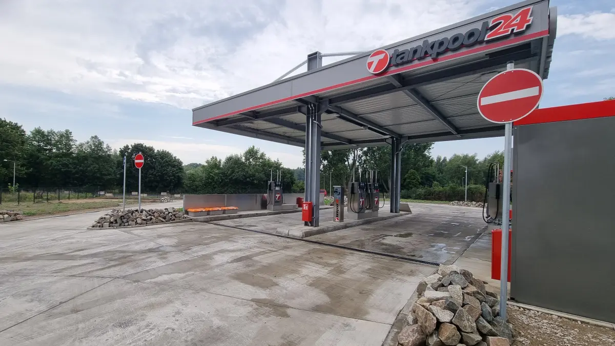 Seit Freitag (31. Juli 2026) können tankpool24-Kunden im Gewerbegebiet in Kittlitz (Ortsteil von Lübbenau) ihre Fahrzeuge betanken.