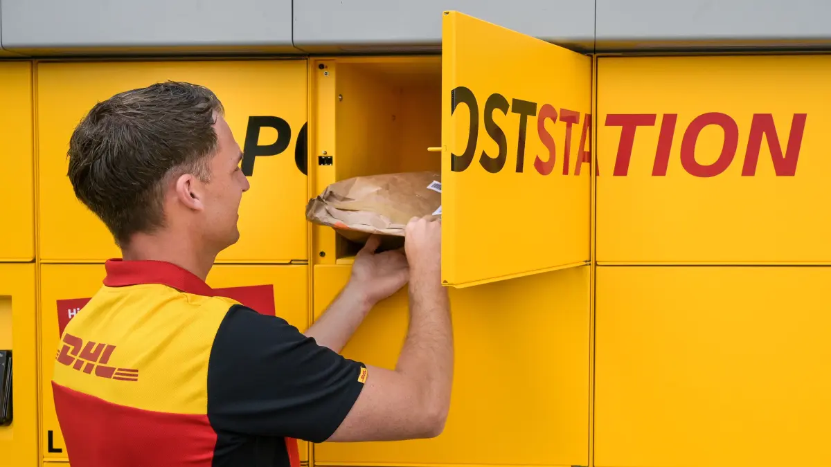 DHL-Paketzusteller Marcus Stein bestückt die erste Poststation von Sachsen-Anhalt. Die Station bietet zahlreiche Möglichkeiten rund um den Empfang und Versand von Briefen und Paketen. Hier können Kunden Brief- und Paketmarken ausdrucken, Briefe versenden, Pakete empfangen und versenden. Die Bezahlung kann bargeldlos erfolgen. +++ dpa-Bildfunk +++
