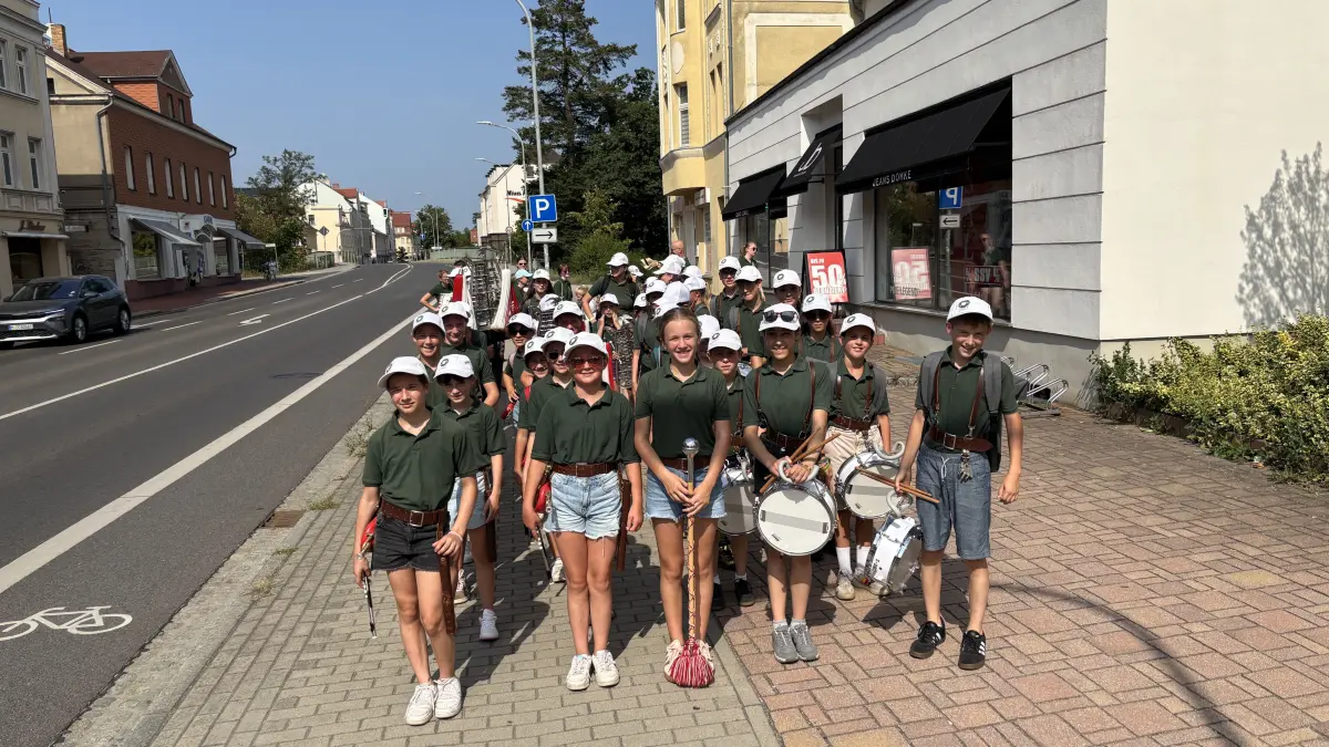 Der Nachwuchs des Spielmannszuges Radeberg im Zentrum von Weißwasser mit Trommeln, Flöten und allem was dazugehört – bei rund 33 Grad Celsius. Jedes Jahr marschieren die Kinder (62 in diesem Jahr) innerhalb ihres Trainingslagers einmal durch die Stadt.