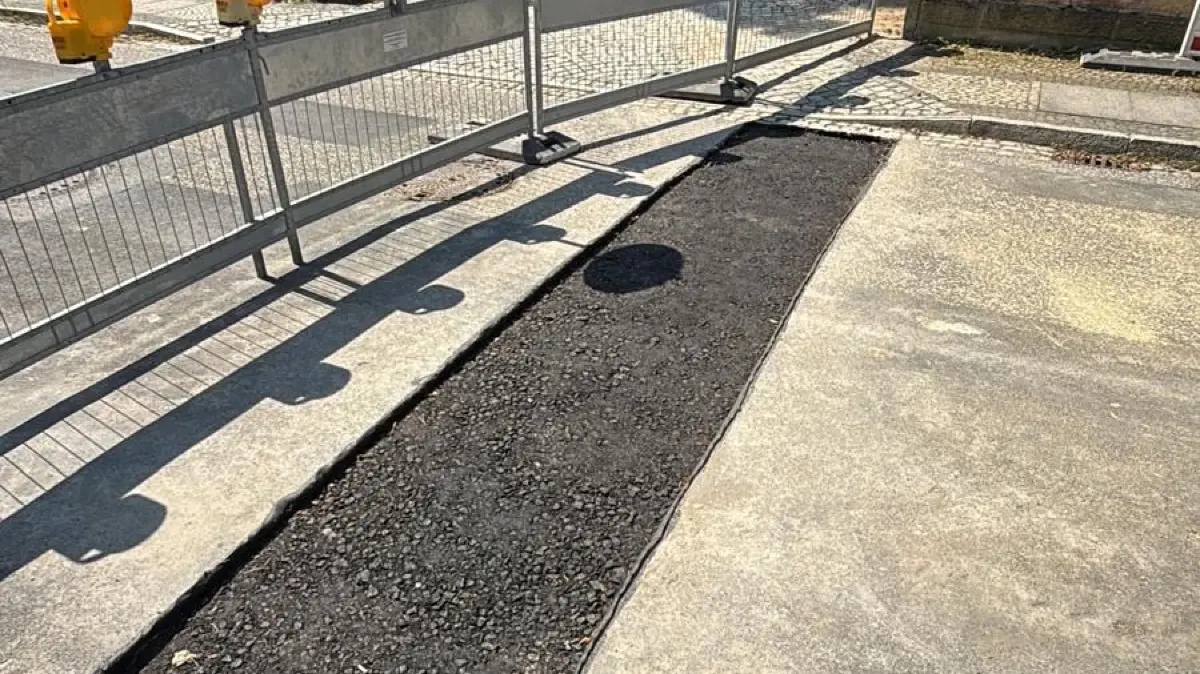 Noch fehlt die Deckschicht auf der Ortsdurchfahrt (Berliner Straße) in Bad Muskau. Ohne sie keine Straßenöffnung.