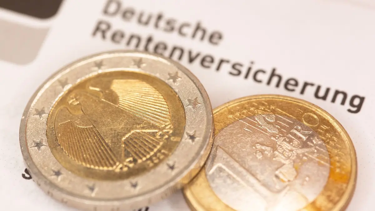 Deutsche Rentenversicherung: ILLUSTRATION - 26.11.2025, Berlin: Euromünzen liegen auf einem Schreiben der Deutschen Rentenversicherung. (zu dpa: «Frei: Kein Verhandlungsspielraum bei Frühverrentung») Foto: Fernando Gutierrez-Juarez/dpa +++ dpa-Bildfunk +++