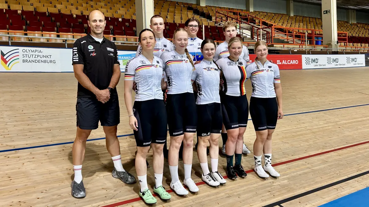Trainer Maximilian Levy mit den deutschen U19-Junioren Matyáš Malina, Leonidas Rekowski, Til Krüger, Lara Colberg, Marie Louise Raake, Celine Prochnau, Carlotta Zemke, Mira Rosinski beim Training in der Oderlandhalle in Frankfurt (Oder).