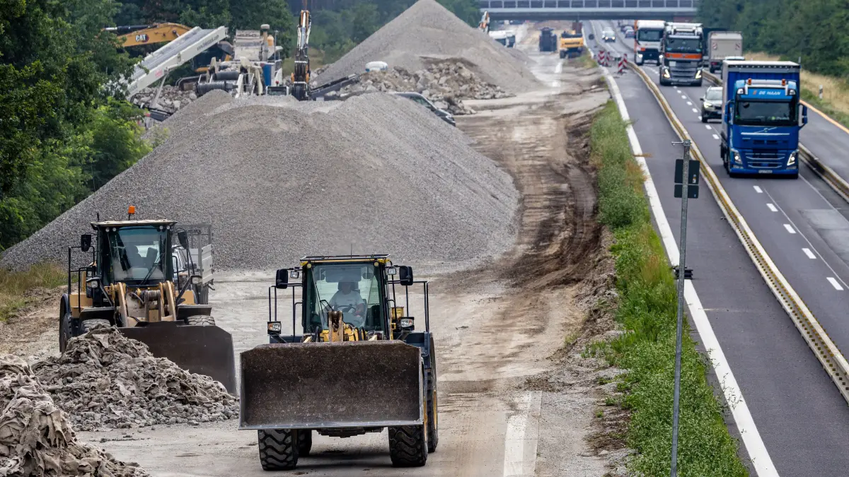 Baustelle auf BAB A15: Auf der Bundesautobahn A15 wird zwischen den Anschlussstellen Forst und Roggosen in Fahrtrichtung Berlin eine Fahrbahn erneuert.