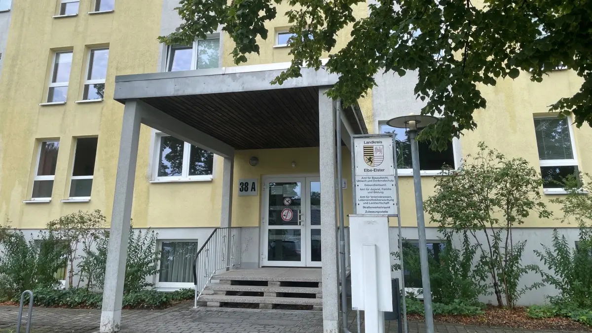 Von außen sieht das Gebäude in der Kirchhainer Straße 38 a von Finsterwalde wie immer aus. Wer sich nähert, muss aber warten, bis ihm geöffnet wird.