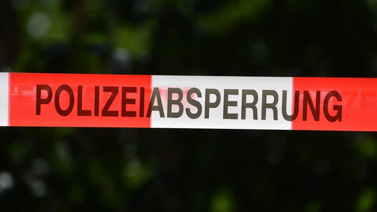Polizeiabsperrung: ARCHIV - 06.08.2020, ---: ILLUSTRATION - Ein Absperrband der Polizei sichert einen Tatort. (zu dpa: «Frau in Heilbronn erstochen – Ehemann sitzt in U-Haft») Foto: Hendrik Schmidt/dpa +++ dpa-Bildfunk +++