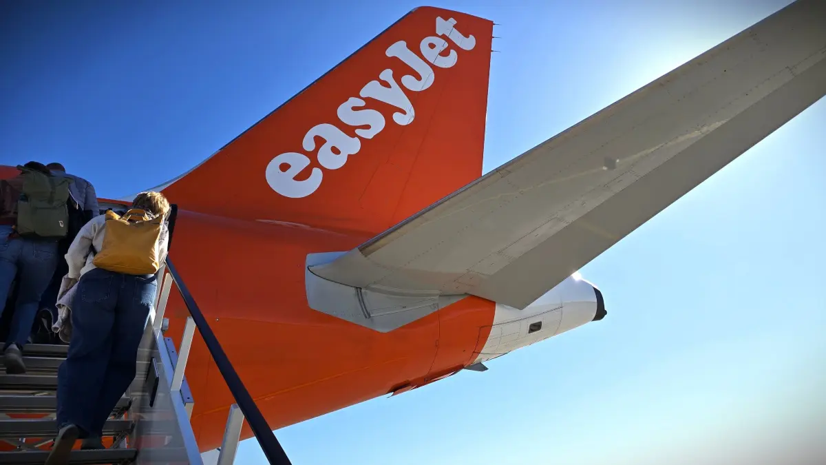 Passagiere besteigen ein Easyjet Flugzeug am Flughafen BER