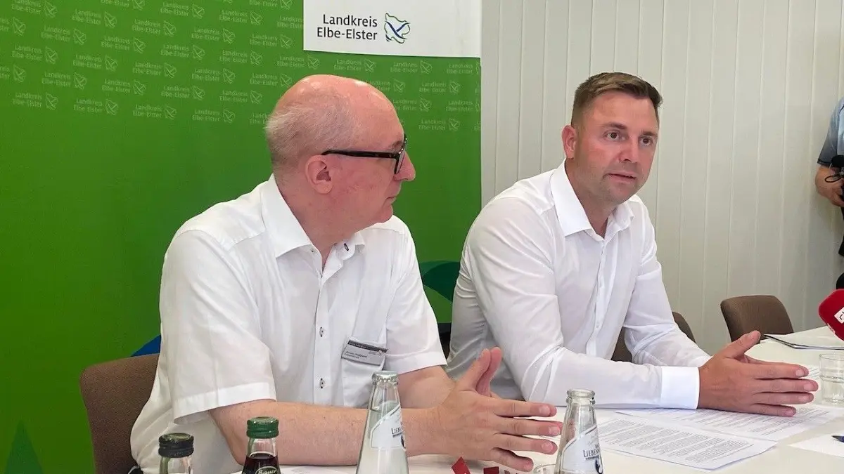 Landrat Marcel Schmidt und Pressesprecher Torsten Hoffgaard beim 100‑Tage‑Gespräch in der Kreisverwaltung Elbe‑Elster. Schmidt macht deutlich, wohin der Landkreis jetzt steuern muss.