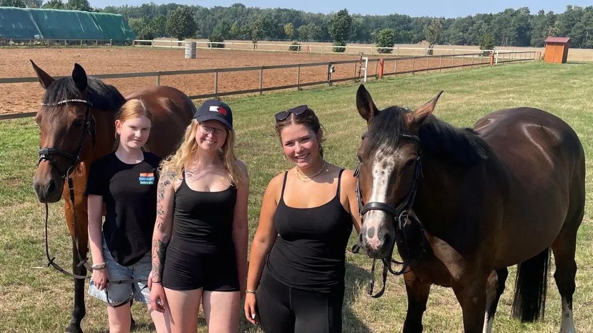 Jugend voran – auch beim Reitverein in Dobra. Hetty Heinze, Antonia Manig und Zoe Sunshine Lochner (v.l.) sind eng in die Vorbereitungen des Reitturniers in Dobra eingebunden.