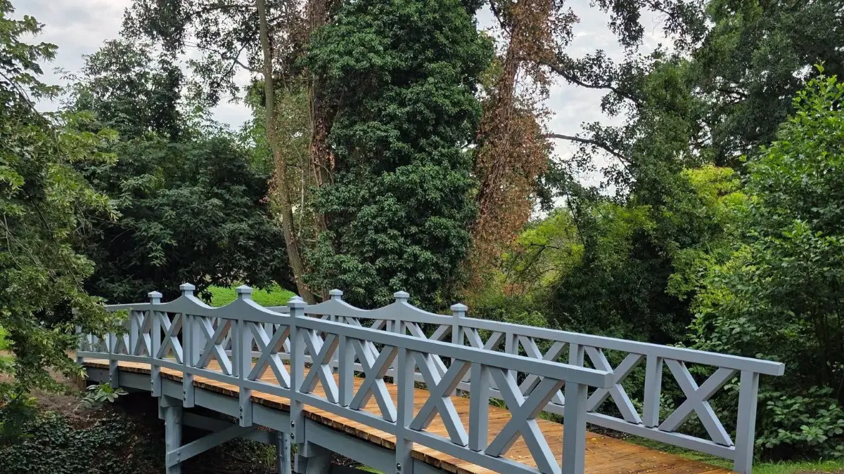Die Fußgängerbrücke über den Stadtgraben ist wieder freigegeben. Das hat die Stadt Luckau mitgeteilt.