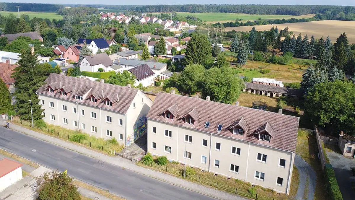 Diese Wohnanlage Doberluger Straße 2-5 in Tröbitz (Elbe-Elster) wird versteigert.