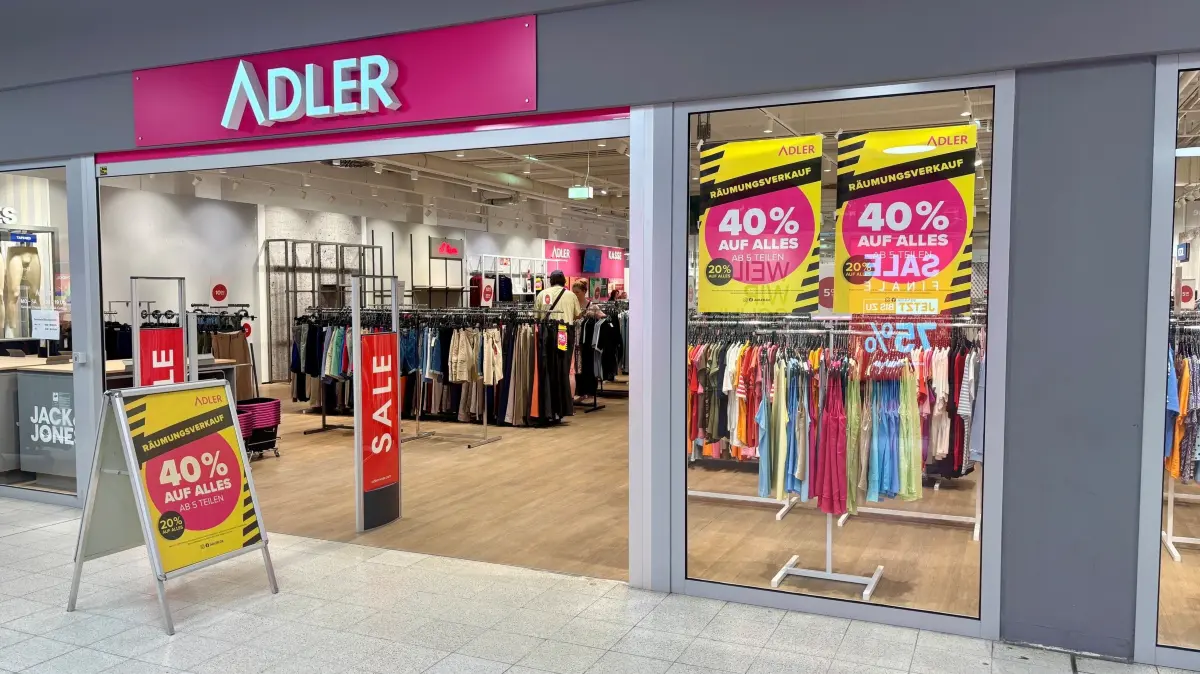Mit Rabatten von bis zu 40 Prozent lockt Adler in seiner Filiale im Cottbus-Center in Sielow. Was hinter dem Räumungsverkauf steckt.