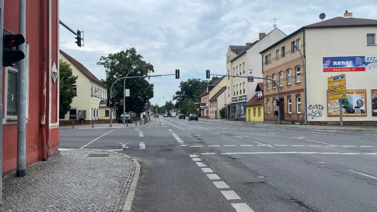 Blick in Richtung Sonnewalde, links das Gutenberghaus, dann die Kirchhainer Straße und danach das Brauhaus an der Kreuzung von B 96 / L 60 in Finsterwalde