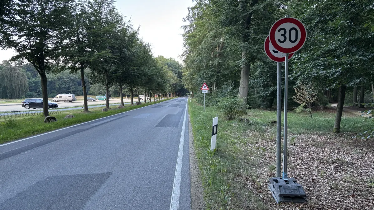 Halbendorfer Straße in Kromlau in Fahrtrichtung Gablenz: Der Landesbetrieb Straßenwesen Brandenburg änderte für die Zeit der Baumaßnahmen an der B115, die dazu führte, dass Kromlau als Umleitungsweg genutzt wird, statt der offiziellen Ausschilderung, den 50er-Zone Abschnitt auf eine 30er-Zone.