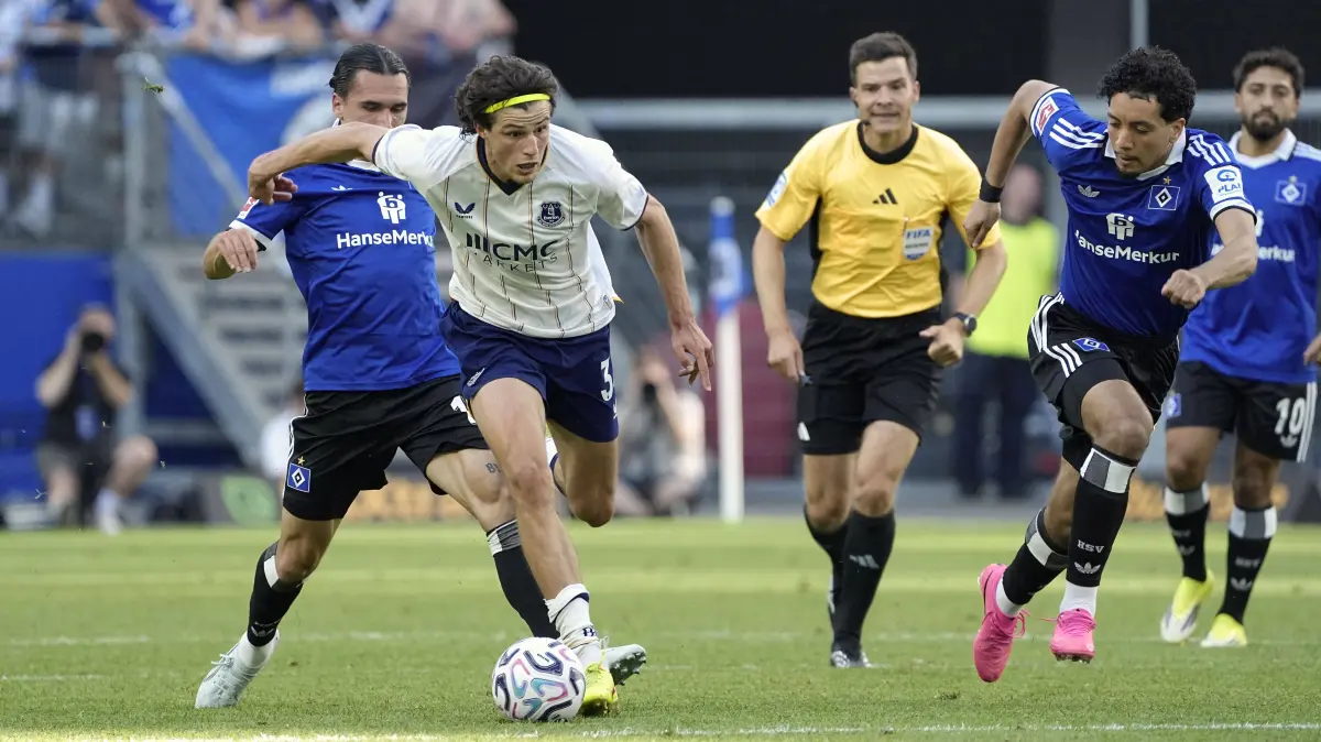 Foto : am Ball Merlin RÖHL Everton gegen Rayan Philippe links und Bilal NADIR rechts , beide HSV HSV Saisoneröffnung am Sa. 01.08.2026 Fussball Testspiel der Herren Hamburger SV - FC Everton *** Photo of Merlin RÖHL with the ball: Rayan Philippe on the left and Bilal NADIR on the right, both of HSV. HSV season opener on Sat, Aug. 1, 2026. Men s soccer friendly match between Hamburger SV and Everton FC.