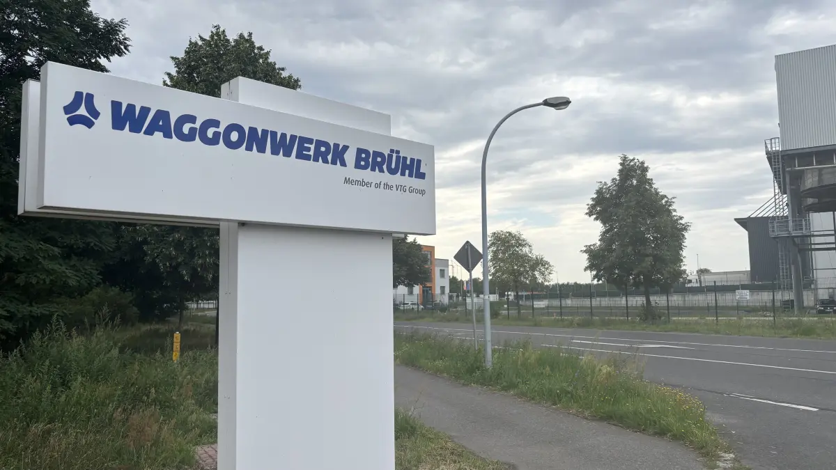 Zu VTG hier entlang: Die Monate der Hinweistafel im Gewerbegebiet Sonne in Freienhufen sind ebenso gezählt, wie die der Mitarbeiter im Instandhaltungswerk des Unternehmens.