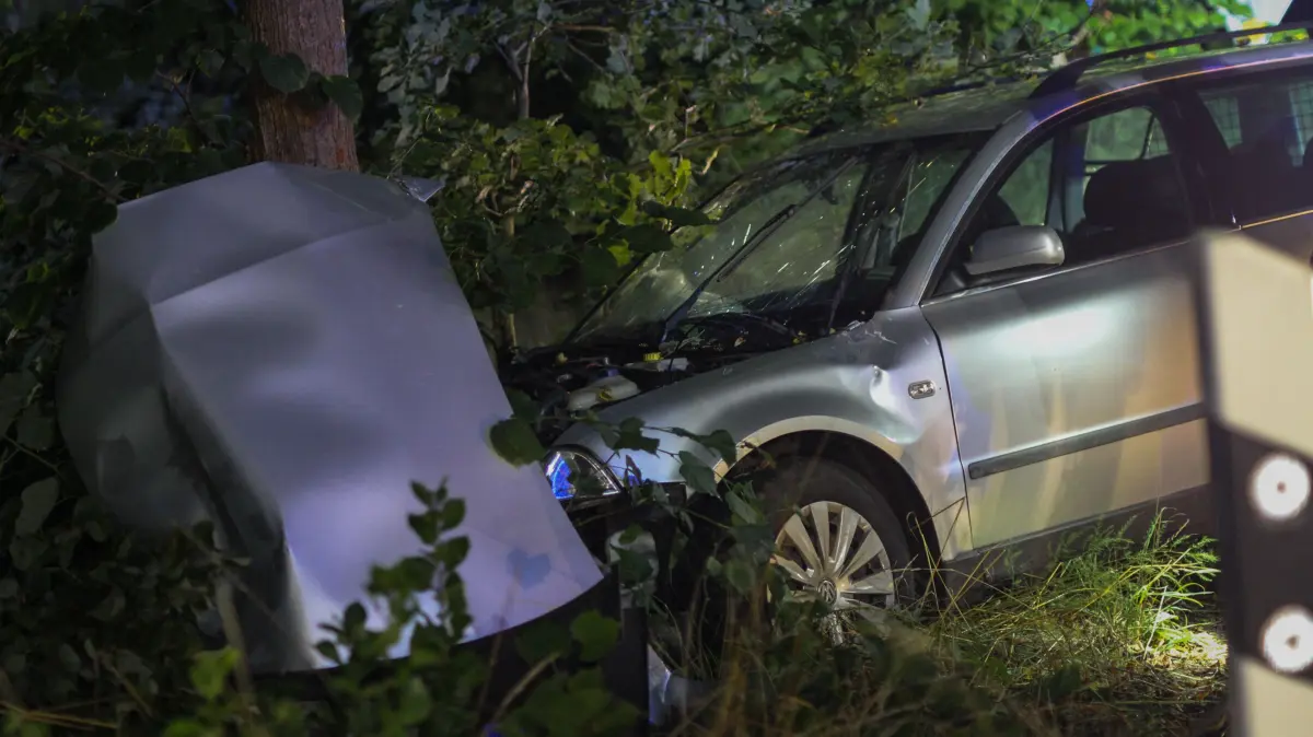 Unfall in Halbe: Im Ortsteile Halbe ist eine Fahrerin mit ihrem Pkw gegen einen Baum geprallt.