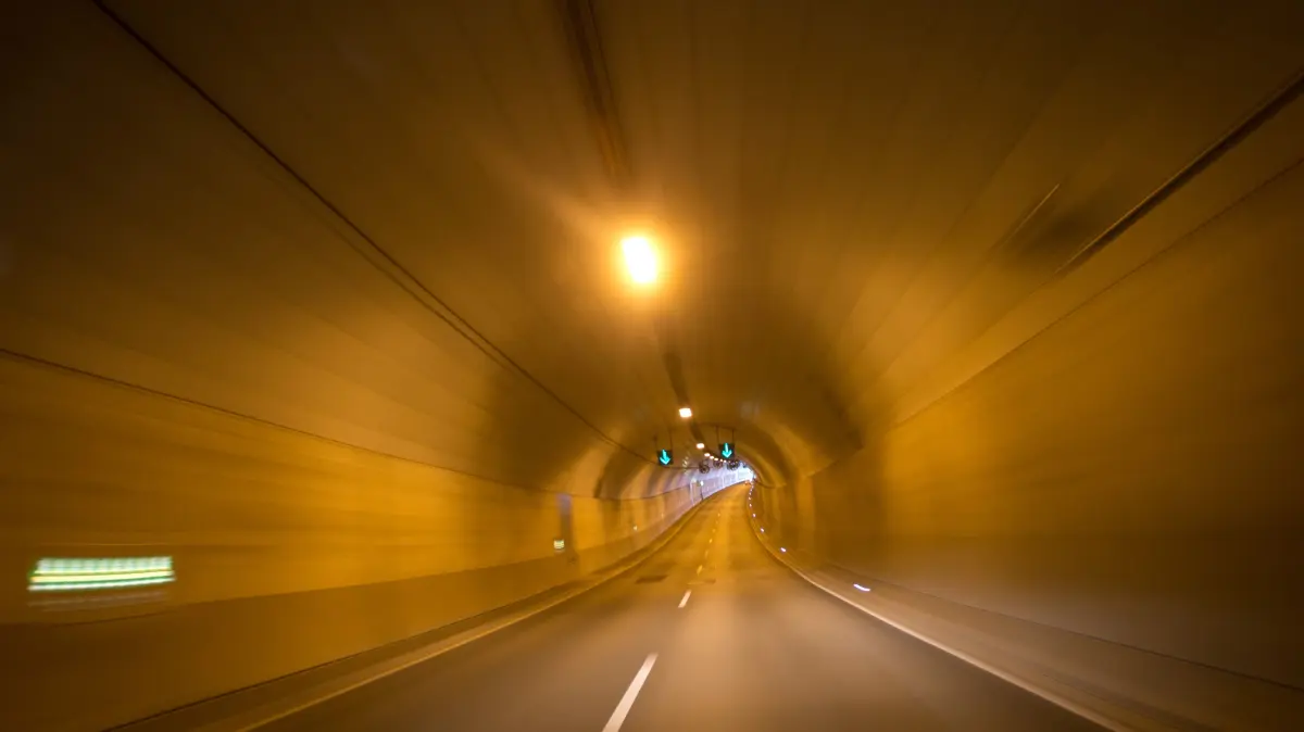 Fahrt durch den mautpflichtigen Herrentunnel in Lübeck (Schleswig-Holstein), aufgenommen am 31.10.2013. Der ADAC Schleswig-Holstein lehnt eine allgemeine Maut auf Autobahnen weiterhin ab. Foto: Christian Charisius/dpa ++ +++ dpa-Bildfunk +++