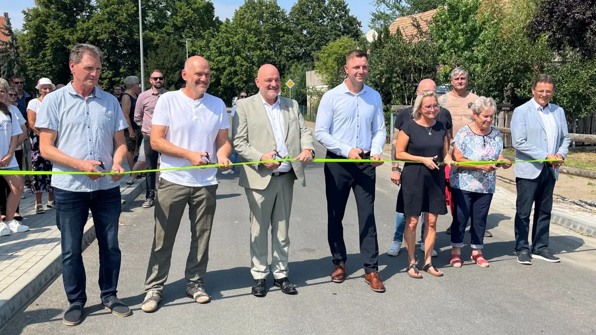 Banddurchschnitt in Buckau: Infrastrukturminister Robert Crumbach, Bürgermeister der Stadt Herzberg/Elster Karsten Eule‑Prütz, Landrat Marcel Schmidt und die stellvertretende Ortsvorsteherin Aileen Meske eröffnen die neue Ortsdurchfahrt.