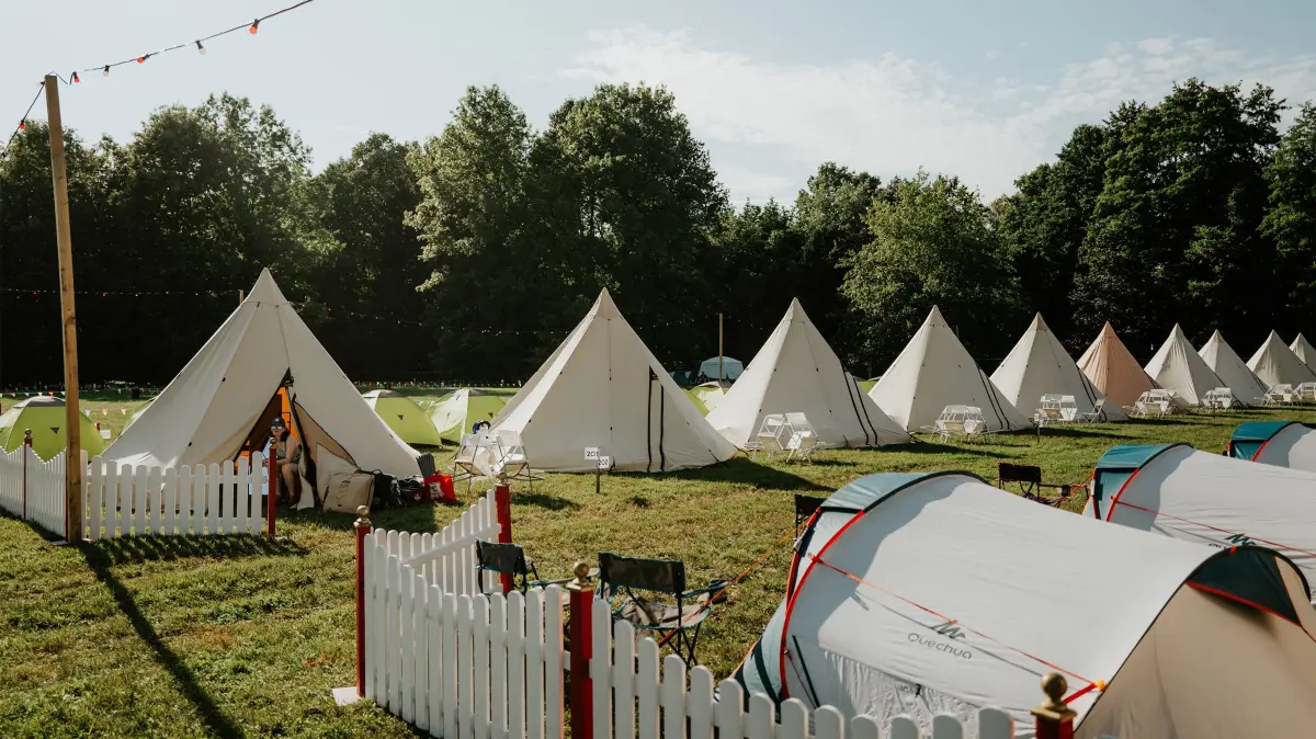 Camping oder Glamping? Neben einfachen Stellplätzen bietet das Elbenwald Festival auch komfortablere Unterkünfte.