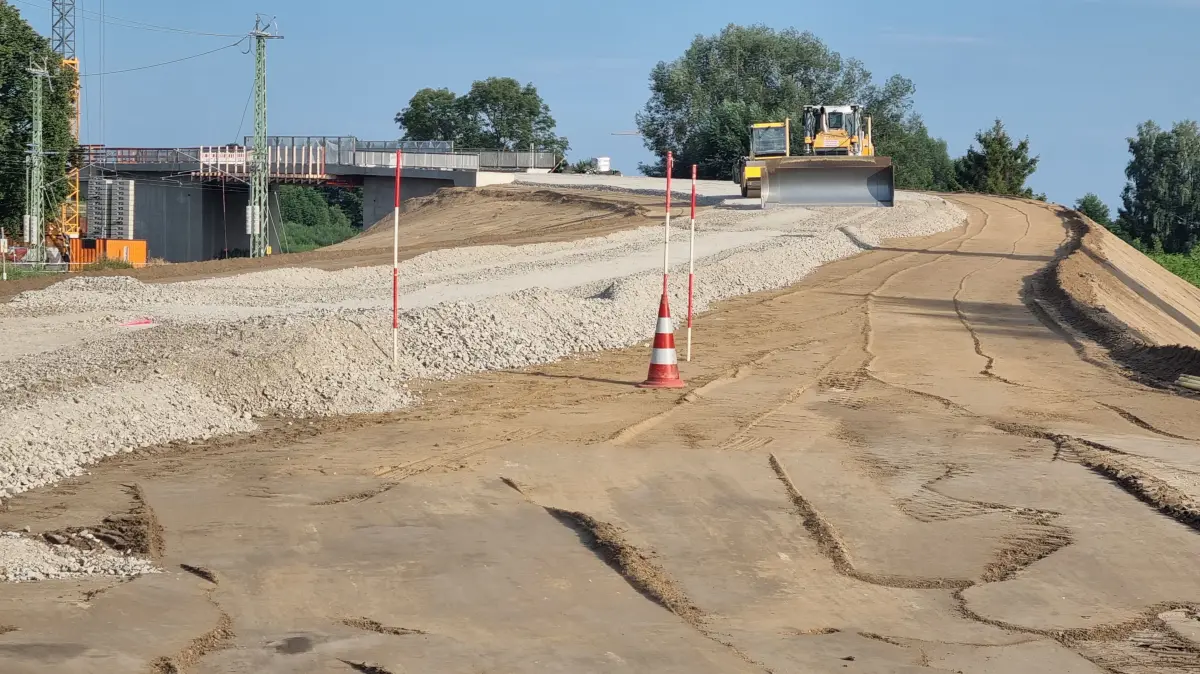 Kurz vor Lübbenau nimmt die L49 künftig einen neuen Verlauf. Über eine Eisenbahnbrücke und eine Straßenrampe wird der Verkehr Richtung Neustadt geführt.