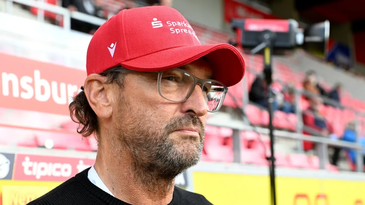 Claus-Dieter Wollitz: ARCHIV - 16.05.2026, Bayern, Regensburg: Fußball, Männer: 3. Liga, Jahn Regensburg - Energie Cottbus, 38. Spieltag, Jahnstadion Regensburg. Trainer Claus-Dieter Wollitz (Energie Cottbus) gibt vor dem Spiel ein Interview. (zu dpa: «Vom Absteiger zum Aufsteiger? Die Jagd aufs Oberhaus beginnt») Foto: Jens Niering/dpa +++ dpa-Bildfunk +++