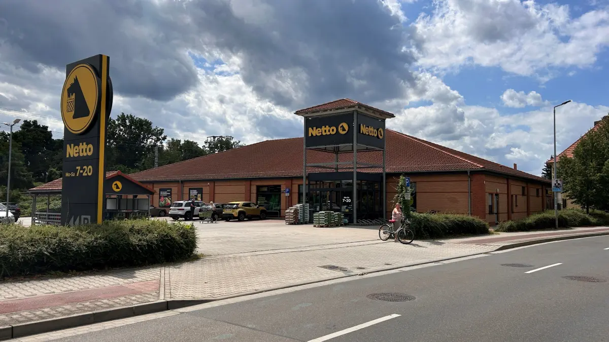 Der Netto-Supermarkt in der Großenhainer Straße in Senftenberg. Hier hat der obdachlose Angeklagte Sachen gestohlen.