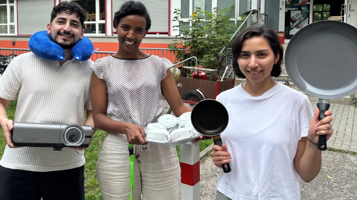 Beamer und Küchenutensilien ausleihen statt kaufen. Abnet Mengesha Bekele (in der Mitte) hat mit einer Freundin eine Tauschbörse an der BTU in Cottbus gegründet. Deniz Kilinc (l.) und Veronica Rosales begrüßen die Initiative. Warum ist sie besonders für internationale Studierende hilfreich?