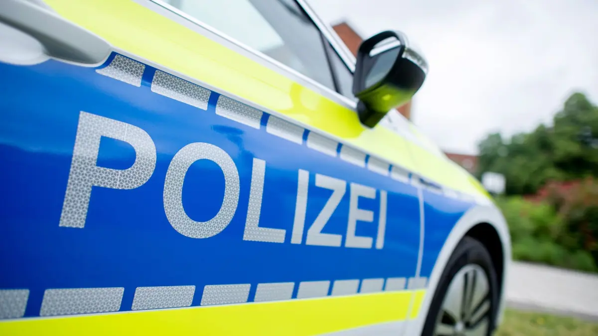 Armbrustschuss auf Kater: ARCHIV - 11.06.2020, Niedersachsen, Nienburg: Ein Einsatzfahrzeug der Polizei. (zu dpa: «Kater mit Armbrust beschossen? Suche nach einem Täter») Foto: Hauke-Christian Dittrich/dpa +++ dpa-Bildfunk +++