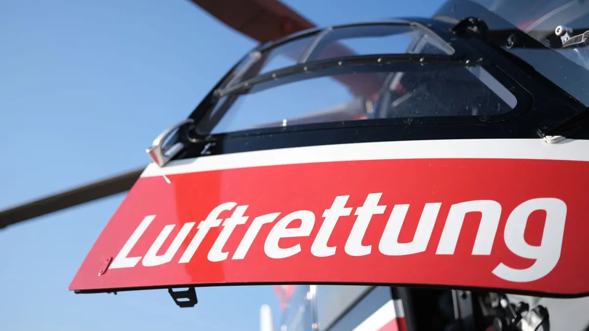 Rettungshubschrauber Deutsche Luftrettung DRF: ARCHIV - 17.03.2025, Baden-Württemberg, Kornestheim: Ein Hubschrauber der Deutschen Luftettung steht bei einem Einsatz bei einer Verlegung eines Patienten auf einem Landeplatz. (zu dpa: «Dreijähriger fällt von Baugerüst und verletzt sich schwer») Foto: Bernd Weißbrod/dpa +++ dpa-Bildfunk +++