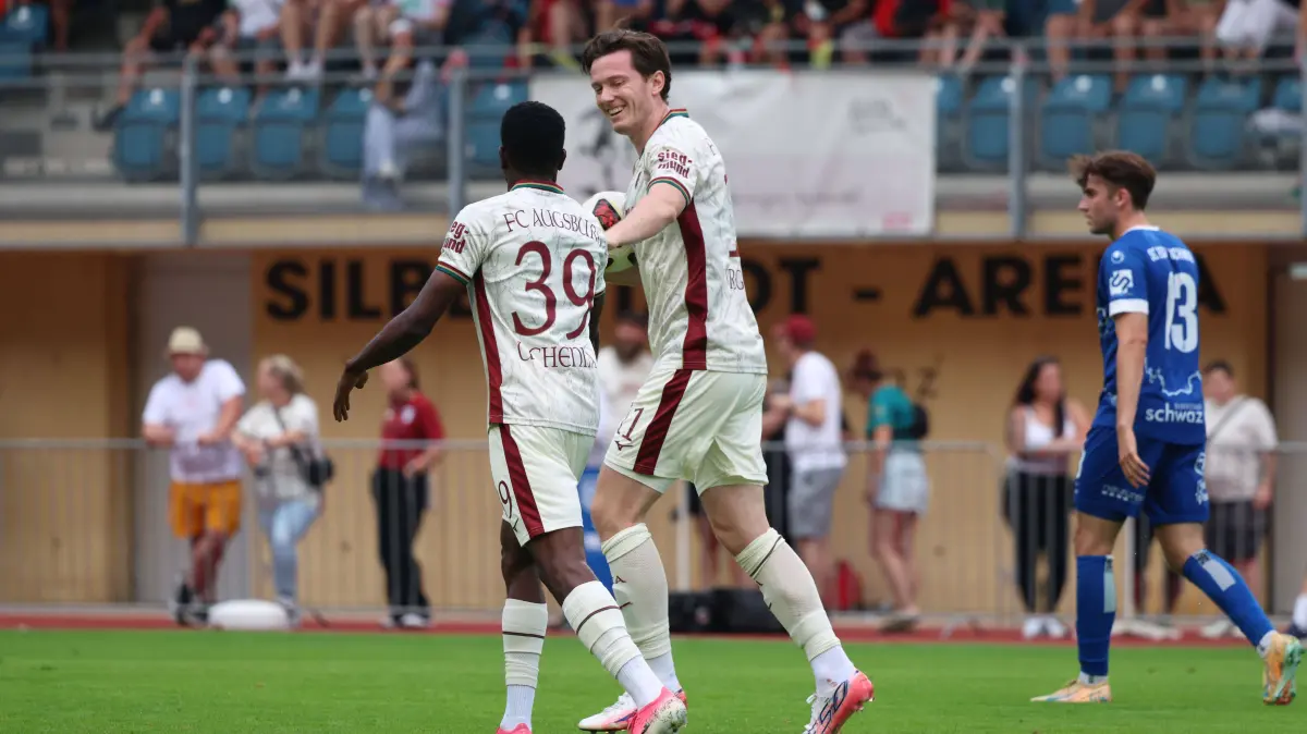 06.08.2026, GER, Fussball, Herren, FC Augsburg, Bundesliga, Testspiel, Trainingslager, Schwaz,: 06.08.2026, GER, Fussball, Herren, FC Augsburg, Bundesliga, Testspiel, Trainingslager, Schwaz, Bilder vom Testspiel zwischen dem FC Augsburg und dem SC Schwaz: Michael Gregoritsch und Uchenna Ogundu jubeln Schwaz *** August 6, 2026, GER, Soccer, Men s, FC Augsburg, Bundesliga, Friendly Match, Training Camp, Schwaz, Photos from the friendly match between FC Augsburg and SC Schwaz Michael Gregoritsch and Uchenna Ogundu celebrate in Schwaz