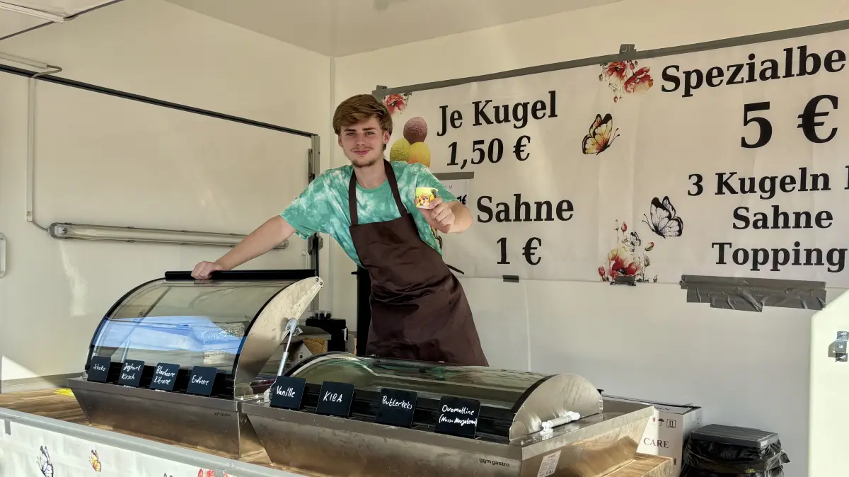 Lukas Czaja an seinem Eisstand auf der Bautzener Straße in Weißwasser. Wie er sagt, nimmt er im Schnitt 50 bis 70 Euro am Tag ein – verdiene somit deutlich unter Mindestlohn abzüglich der Fixkosten. Ende August ist hier Schluss. Und dann?