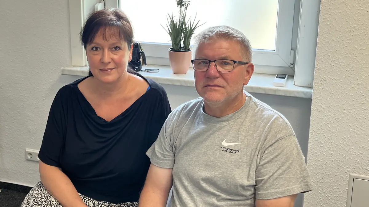 Karsten Müller (r.) hat sich vor sechs Wochen beide Knie operieren lassen. Seine Frau (l.) war zunächst skeptisch. Doch das neue Konzept vom Orthopädischen Praxiszentrum Thiemstraße in Cottbus hat sie überzeugt.