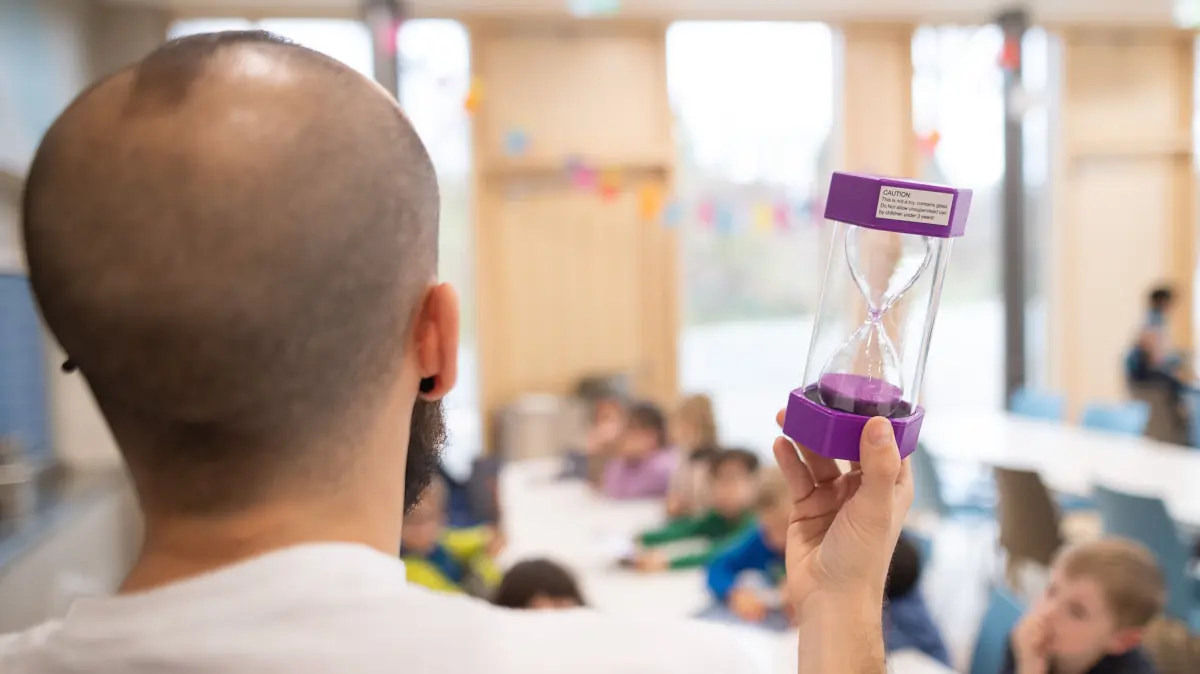 Immer mehr Kinder in Brandenburg brauchen einen Schulbegleiter für den Unterricht. Er greift ein, wenn sein Schützling eine Auszeit braucht oder den Unterricht stört.