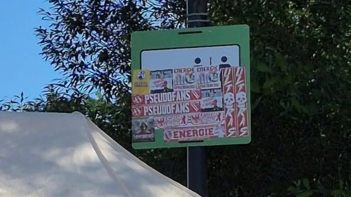 Hunderte Aufkleber sind über Nacht in Spremberg aufgetaucht: Unbekannte haben Schilder zum Heimatfest überklebt. Spremberg hat eine Prämie zur Ergreifung der Täter ausgesetzt.