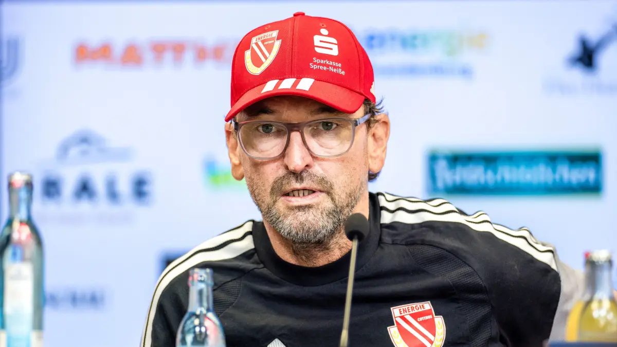 Pressekonferenz Energie Cottbus: Fußball, Männer, Zweite Liga: Trainer Claus-Dieter Wollitz vom FC Energie Cottbus spricht in der Pressekonferenz vor dem Auftaktspiel gegen Hannover 96.